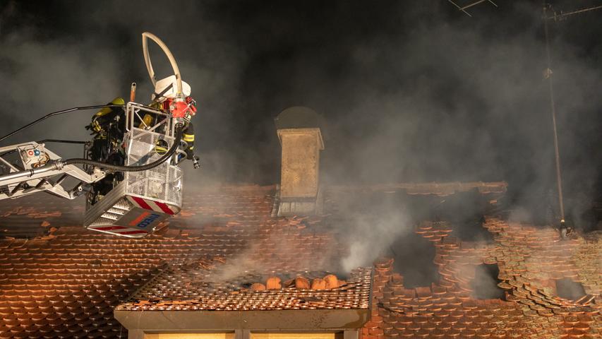 Dachgeschoss in Flammen: Großeinsatz in Muhr am See