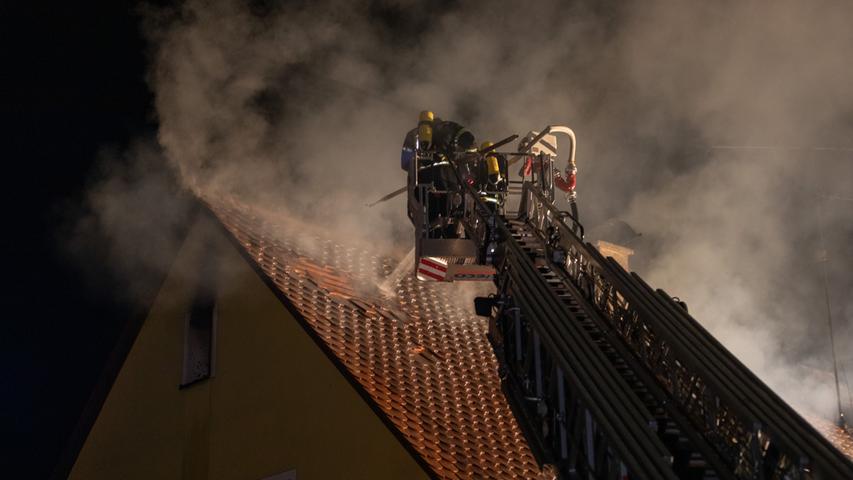 Dachgeschoss in Flammen: Großeinsatz in Muhr am See