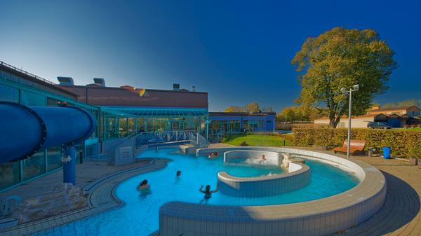 Spaß und Action, aber auch Ruhe und Entspannung verspricht das Aquella in Ansbach. Das Wellenbad und der Strömungskanal bringen Bewegung in die Becken. Rutschfans können sich auf eine 73 Meter lange und kurvenreiche Abfahrt freuen, eine kleinere Rutsche gibt's auch im Kinderbecken. Zudem verfügt das Aquella über einen Saunabereich. • Öffnungszeiten und Details gibt es auf der Homepage.