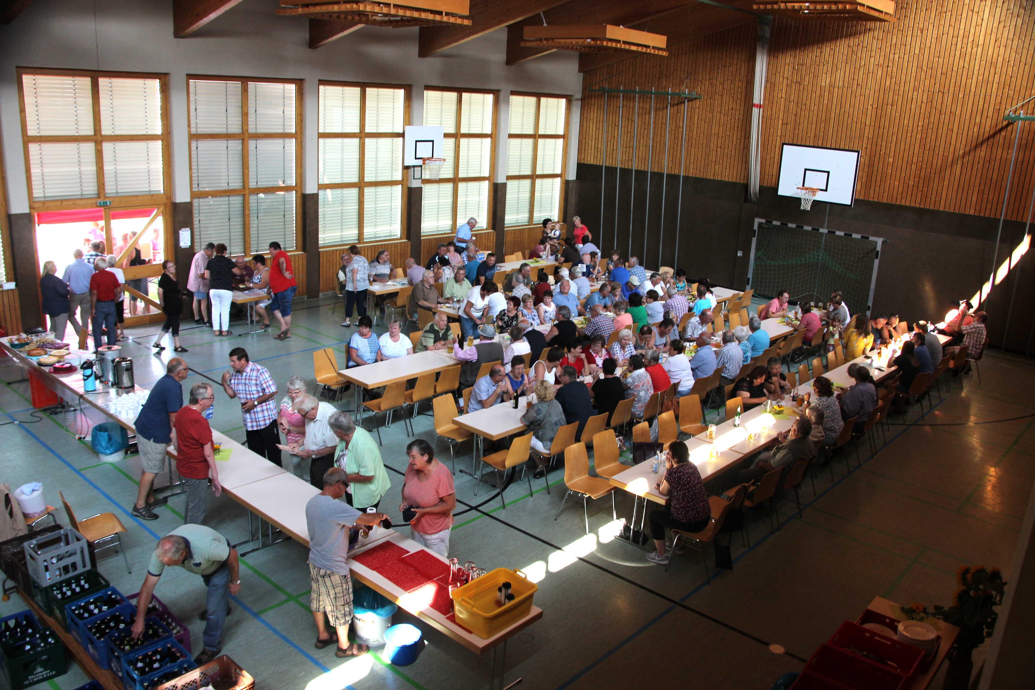 Einmal mehr stellte die VdK-Ortsgruppe Döckingen-Auernheim unter Beweis, dass Ihre Mitglieder nicht nur zu ihrer Gruppe stehen, sondern auch die Dorfgemeinschaft beider Orte zu deren Veranstaltungen gerne kommen. So auch beim die diesjährigen Grillfest dass bei idealem Feierwetter nicht nur die Mitglieder sondern viele Dorfbewohner aus beiden Orten in die Döckinger Schulsporthalle lockte. Seit Jahren verzeichnet die Ortsgruppe einen Zulauf von jüngeren Mitbürgern. Ferner gehört es mittlerweile zur Tradition, dass der Ortsvorsitzende Siegfried Huber neben den Mitgliedern aus Auernheim und Döckingen auch Mitglieder aus der Kreisvorstandschaft und Kreisgeschäftsstelle mit Andrea Estner und Petra Henglein herzlich begrüßen durfte. Desweiteren kommen stets gerne die Gruppe „Der jüngeren VdK‘ler“ sowie Detlef Friedrichs und Gerhard Fürbass nach Döckingen um mit zu feiern und ein paar gemütliche Stunden zu verbringen.. Das VdK-Grillfest hat sich mittlerweile im Landkreis herumgesprochen, so dass auch Gäste von Westheim bis Schambach nach Döckingen kamen und so galt es für das Team um Vorstand Huber zur Mittagszeit weit über 150 Gäste zu bewirten.