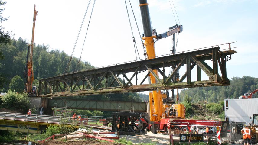 Ein 28 Meter langes Brückenteil wird seitlich herausgeschoben.