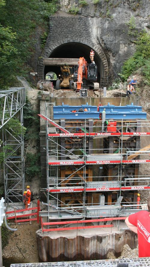 Am Sonneburg-Tunnel bereiten Arbeiter ein Auflager für die Hilfsbrücke vor.