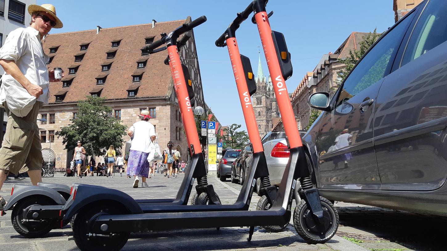 E-Scooter prägen das Bild der Nürnberger Innenstadt. Manchmal stehen die Fortbewegungsmittel am richtigen Platz.