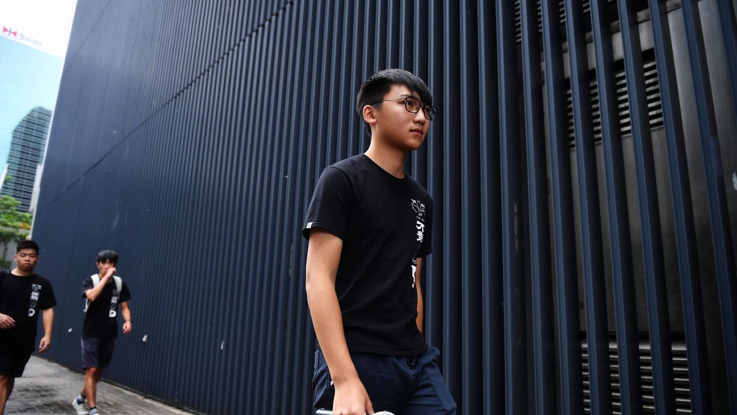 Kurz nach dem Verbot einer neuen Massendemonstration in Hongkong sind drei prominente Aktivisten der Protestbewegung in der chinesischen Sonderverwaltungszone festgenommen worden.  Das Foto zeigt Isaac Cheng, Vizevorsitzenden der Demosisto Partei.