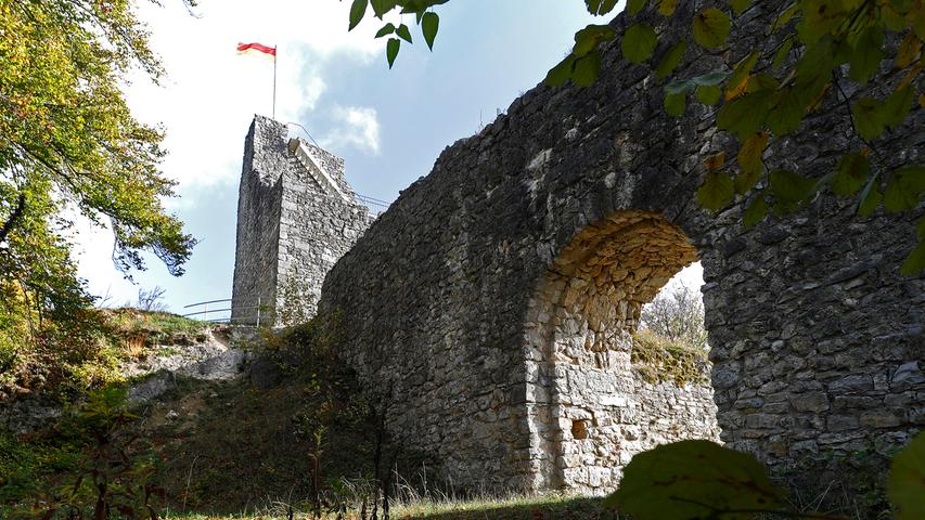 Die Burgruine in Velburg lässt die Gedanken in längst vergangene Zeiten schweifen. Wer hier wohl wen einst blutig bekämpft hat? Wieviele Menschen hier schon ein und aus gegangen sind? Welche Geschichten diese Mauern erzählen könnten? Ein Besuch der Burgruine ist gleichsam eine Reise in die Vergangenheit. Ein Ort, an dem man abschalten und auf andere Gedanken kommen kann. Der Fantasie sind keine Grenzen gesetzt und die Überreste der Burg laden zum Träumen ein.