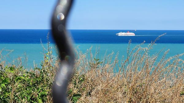 Beim Warten auf die Fähre verbringen wir einen schönen Tag mit der Besichtigung Anconas. Gegen Nachmittag kommt das Schnellschiff von Minoan aus Igoumenitsa an und läuft auf den Hafen zu. Noch ein paar Stunden bleiben uns, bis wir an Bord dürfen. Die meisten fliegen nach Griechenland und suchen weiße Häuser über blauem Meer. Wir haben das Land authentisch erfahren, als Familie im Camper im unbekannteren Nordwesten. Die Anreise haben wir mit Camping an Bord auf der Fähre verkürzt. Eine tolle Tour durch Epirus und auf die Insel Lefkada. Tolle Strände gab´s trotzdem, aber auch tiefe Schluchten und verwunschene Wanderdörfer.