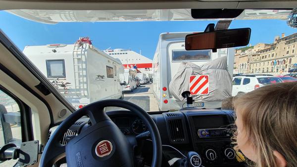 Wir warten geduldig, bis wir aufs Schiff dürfen. Um 17 Uhr legt die Fähre von Minoan in Ancona ab.