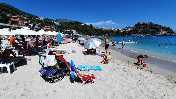 Nur gut 50 Kilometer entfernt ist der hübsche Urlaubsort Parga, hier der benachbarte Valtos Beach mit seinem hübschen, kleinen Campingplatz.