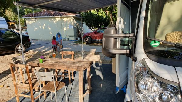 Auf dem Campingplatz Valtos Beach haben die Betreiber griechische Stühle und Tische bereitgestellt, wie man sie sonst in den Tavernen findet. So kommt gleich Griechenland-Feeling auf.