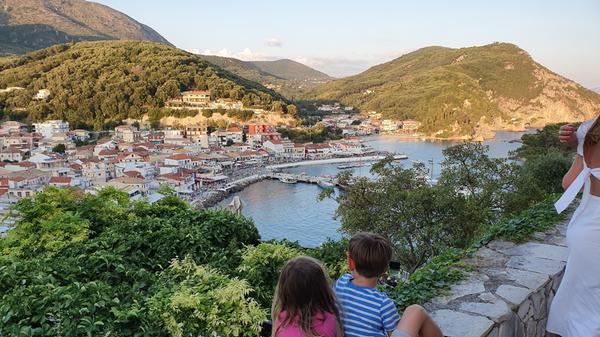 Abends geht´s über einen Berg von Valtos Beach hinüber nach Parga, das hübsch an zwei Strandbuchten liegt. Hier ist auch ein wenig Touristenrummel.