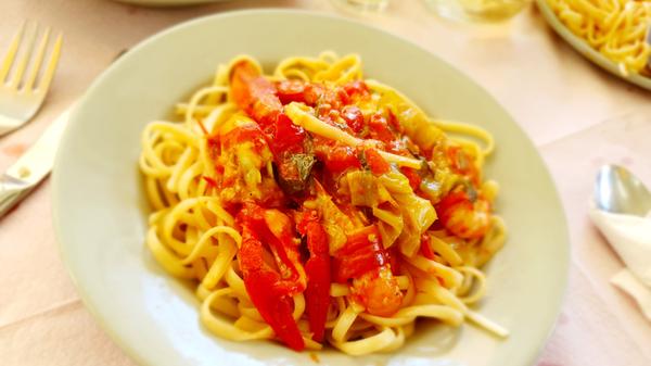 Für den selben Betrag gönnen wir uns lieber einen Teller Pasta mit Krebsen. Die Tiere wurden vorher frisch im See gefangen.