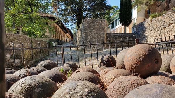 Auf dem Fort in Ioannina, der Hauptstadt von Epirus. Hier liegen noch unzählilge Kanonenkugeln der Byzantiner, Türken und selbst der Franzosen herum. Nebenan steht die komplett erhaltene Moschee des osmanischen Statthalters Ali Pascha, den die Griechen als Rebellen gegen den Sultan in Istanbul bis heute heiß verehren. Quartier schlagen wir auf dem tollen Campingplatz direkt am Seefer neben der Stadt auf, er heißt Limnopoulo.