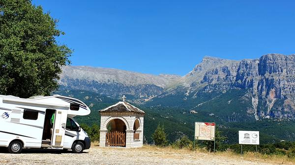 Weiter geht es hinauf in die Berge in Richtung Vikos-Schlucht, die Berge steigen auf bis zu 3000 Meter Höhe an.