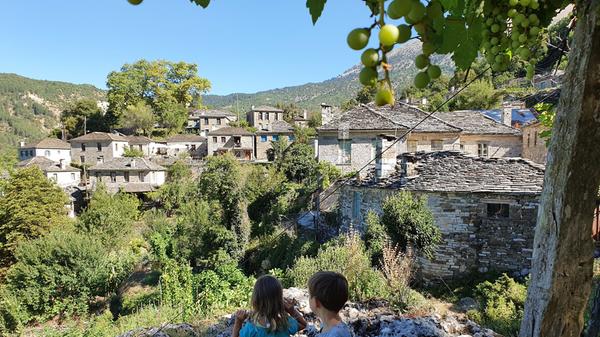 So schön sind die Bergdörfer des Pindos-Gebirges nahe der Vikos-Schlucht. Hier Mikro Papingo.
