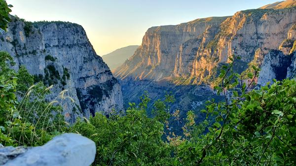 Höhepunkt der Region ist der Blick vom Vikos-Balkon bei Monodendrion hinunter in die Vikos-Schlucht - mit 1000 Metern Tiefe ist sie die tiefste Europas.