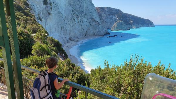 Die nahe ionische Insel Lefkada hat einige der schönsten Strände Griechenlands. Hier Porto Katsiki, das so steil im Hang liegt, dass man den Parkplatz am besten nur früh am morgen anfährt - sonst bleibt man im Gegenverkehr stecken oder findet keinen Platz mehr.