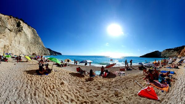 Panoramablick über den wundervollen Porto Katsiki Beach, dessen Wasser in strahlendem Türkis leuchtet.