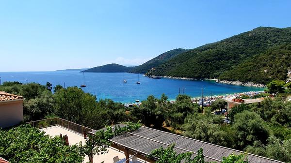 Blick vom Pool des Campingplatzes Poros Beach auf Lefkada. Der Ort liegt etwas versteck in einer wunderschönen Bucht, Massentourismus gibt es kaum.