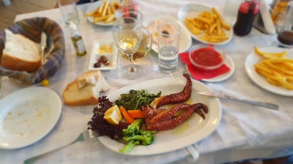 Der letzte Abend: Oktopus gegrillt in der Fischtaverne Zolithros.