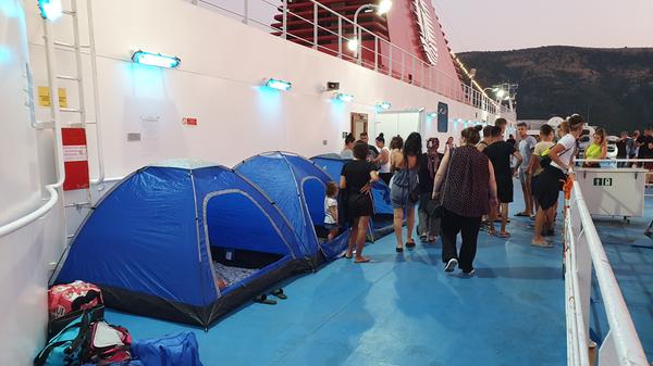 "Camping an Bord" heißt das Paket, das Wohnmobil- und Wohnwagenbesitzer für die Überfahrt buchen. Da ist die Kabine in der Regel im Preis dabei. Wer keine mehr bekommt oder "nur" Autofahrer ist, schläft auf Deck oder baut sogar Zelte auf. Das wird geduldet.