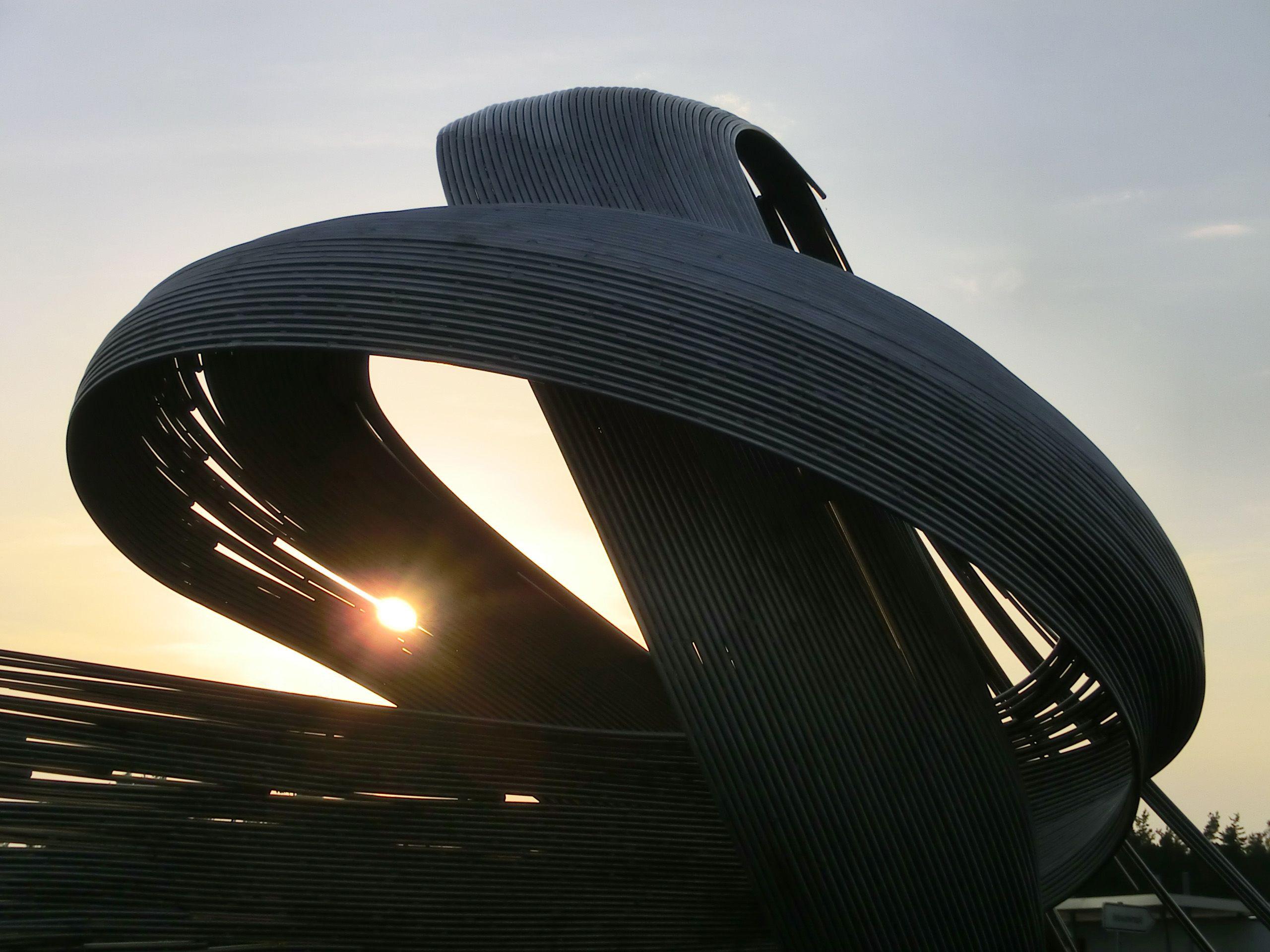 Der Knoten ist das größte Kunstwerk auf dem Rednitzhembacher Kunstweg. Es steht auf der Insel des Kreisverkehrs und damit an einem Verkehrsknotenpunkt.