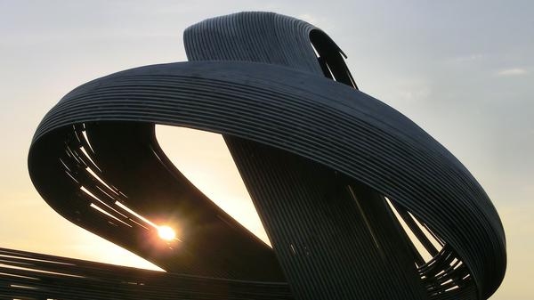 Der Knoten ist das größte Kunstwerk auf dem Rednitzhembacher Kunstweg. Es steht auf der Insel des Kreisverkehrs und damit an einem Verkehrsknotenpunkt.