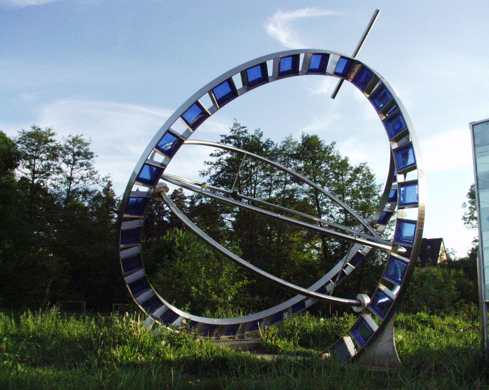 Das "Sternentor" von Klaus-Leo Drechsel ist nicht allein eine Skulptur, sondern auch ein gebrauchsfähiges astronomisches Instrument. Mit Hilfe zweier drehbarer Ringe können die Bahnen von Sonne und Mond täglich nachvollzogen werden. Das "Sternentor" steht in Rednitzhembach (Landkreis Roth).