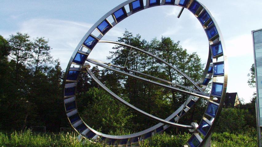 Das "Sternentor" von Klaus-Leo Drechsel ist nicht allein eine Skulptur, sondern auch ein gebrauchsfähiges astronomisches Instrument. Mit Hilfe zweier drehbarer Ringe können die Bahnen von Sonne und Mond täglich nachvollzogen werden. Das "Sternentor" steht in Rednitzhembach (Landkreis Roth).