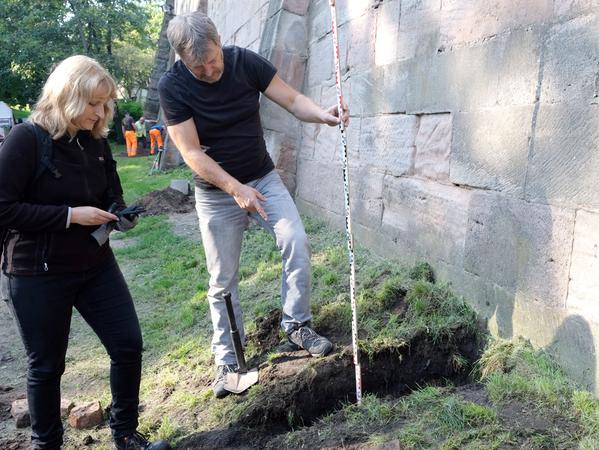 Patricia Koch (links) und Gregor Stolarski führen immer wieder Grabungen durch, um den Zustand der Mauer zu erkunden.