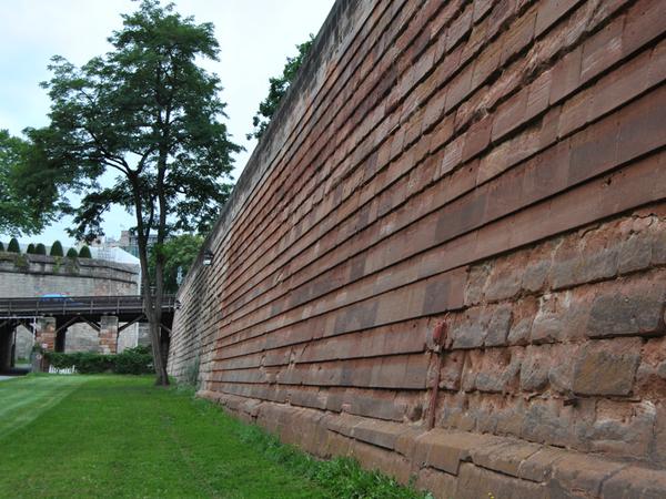 Diese Zackenbauweise hat verhindert, dass Feinde die Mauer erklettern konnten, ebenso lassen sich Sturmleitern schlecht ansetzen.