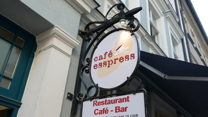 Das  Café Esspress ist für seine selbstgemachten Eistees und seinen Biergarten bekannt. Eine Tasse Kaffee gibt's hier für 2,40 Euro.