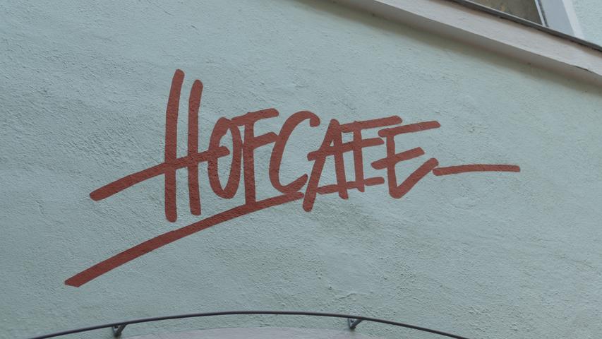 Neben zahlreichen Kaffeespezialitäten lockt das  Hofcafé in der Austraße mit Brunchmenüs à la carte. Für den großen Hunger wartet das Hofcafé mit einem Pastaabend am Freitag und Burgerangeboten ab 17 Uhr auf. Eine Tasse Kaffee ist hier für 2,40 Euro zu haben.