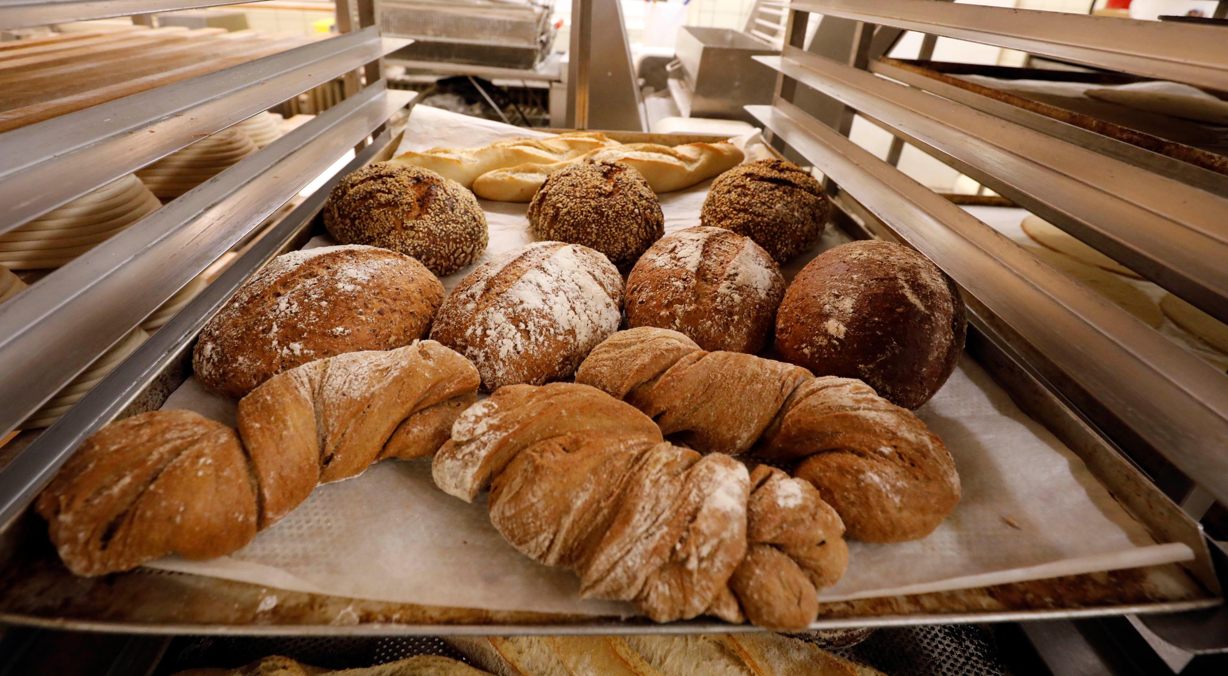 Köstlichkeiten auf dem Blech: Die frisch gebackenen Zöpfe, Brote und Baguettes warten darauf, ab 6 Uhr früh verkauft zu werden.