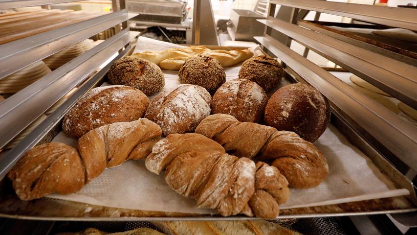 Köstlichkeiten auf dem Blech: Die frisch gebackenen Zöpfe, Brote und Baguettes warten darauf, ab 6 Uhr früh verkauft zu werden.