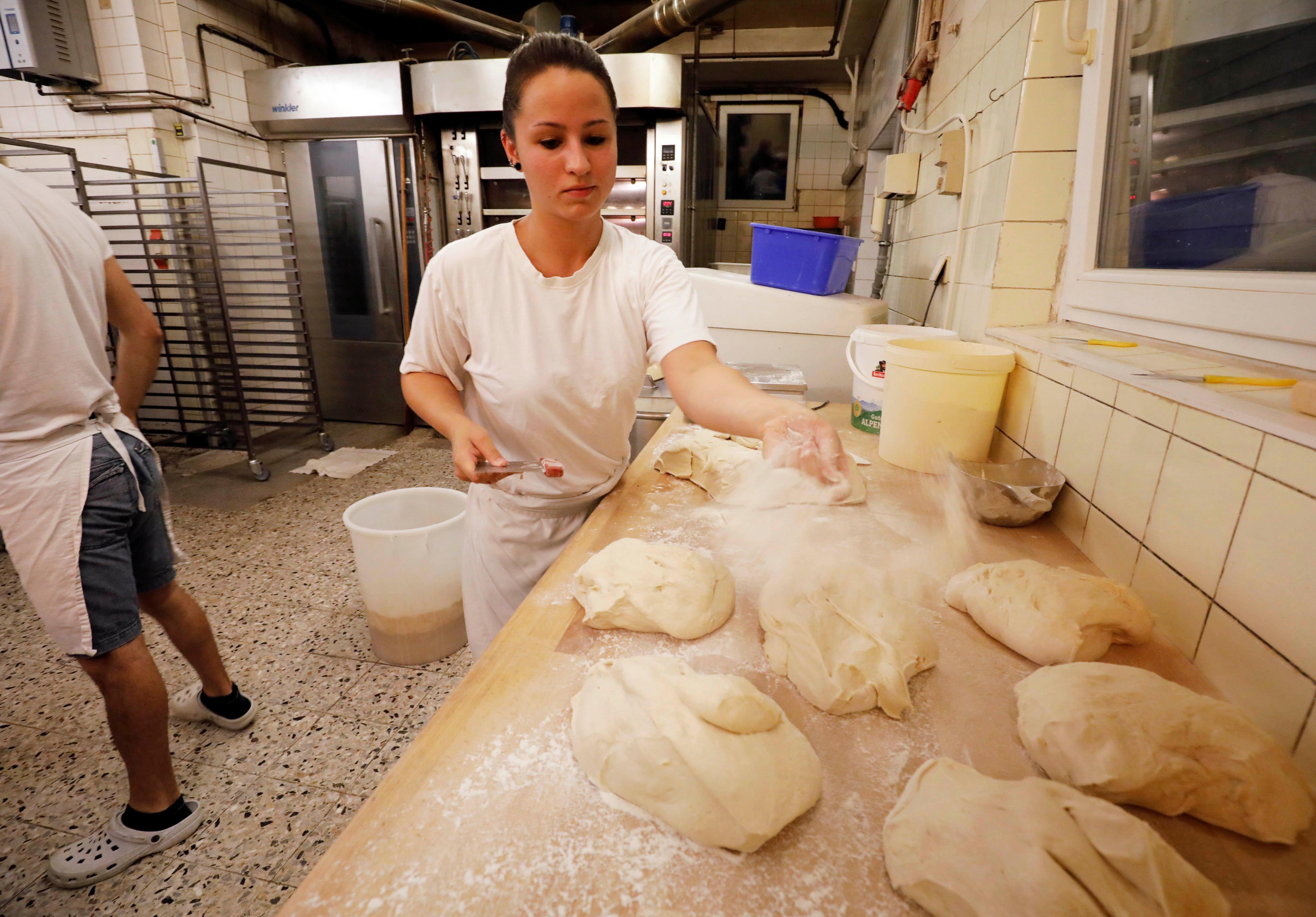 Nachts in der Backstube hat jeder seine Aufgabe. Gesellin Katharina Zindel bereitet die Brote vor.