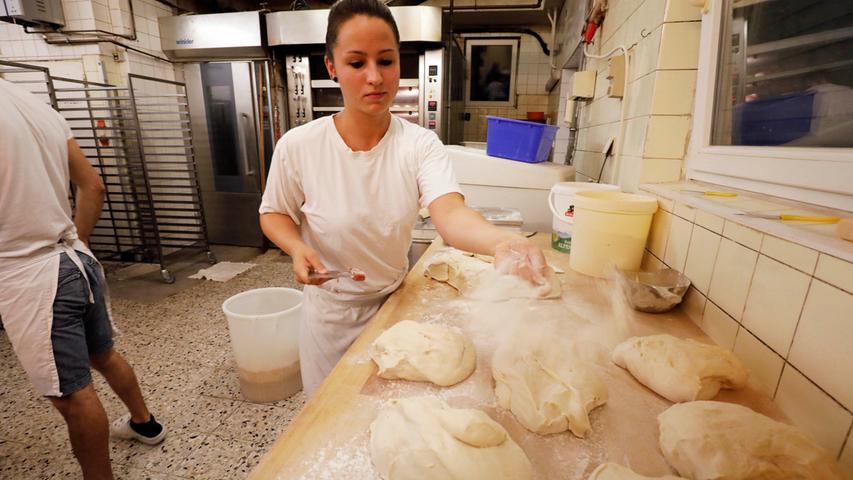 Nachts in der Backstube hat jeder seine Aufgabe. Gesellin Katharina Zindel bereitet die Brote vor.