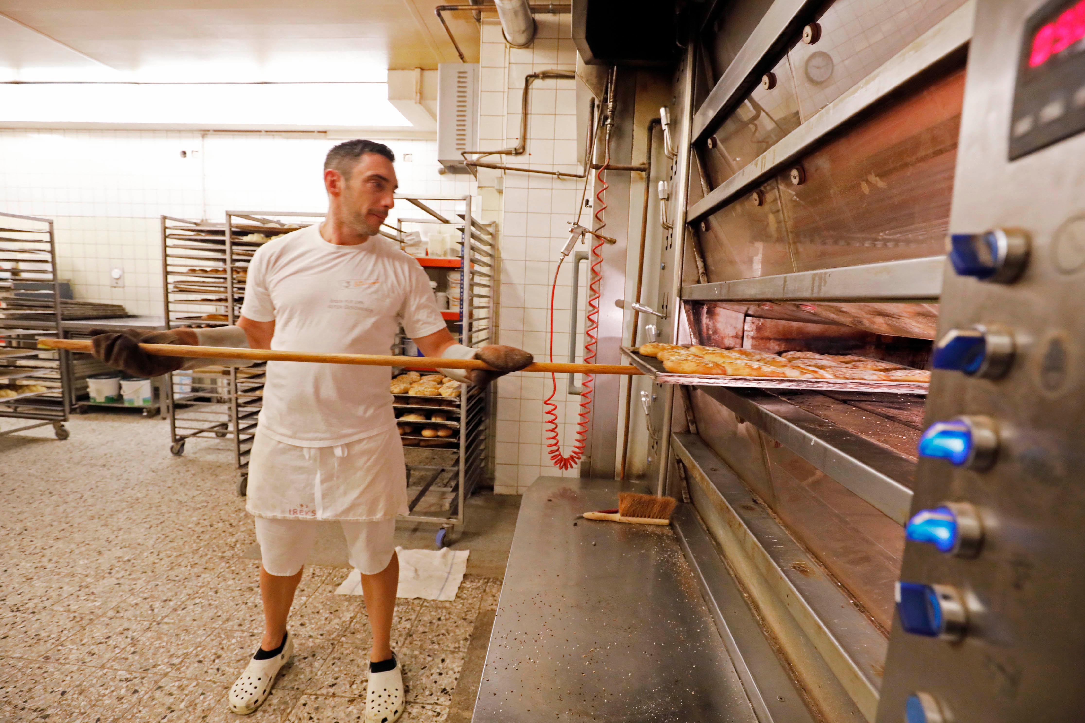 Kontrolle: Markus Döllner begutachtet die Backwaren. Sind sie schon soweit?