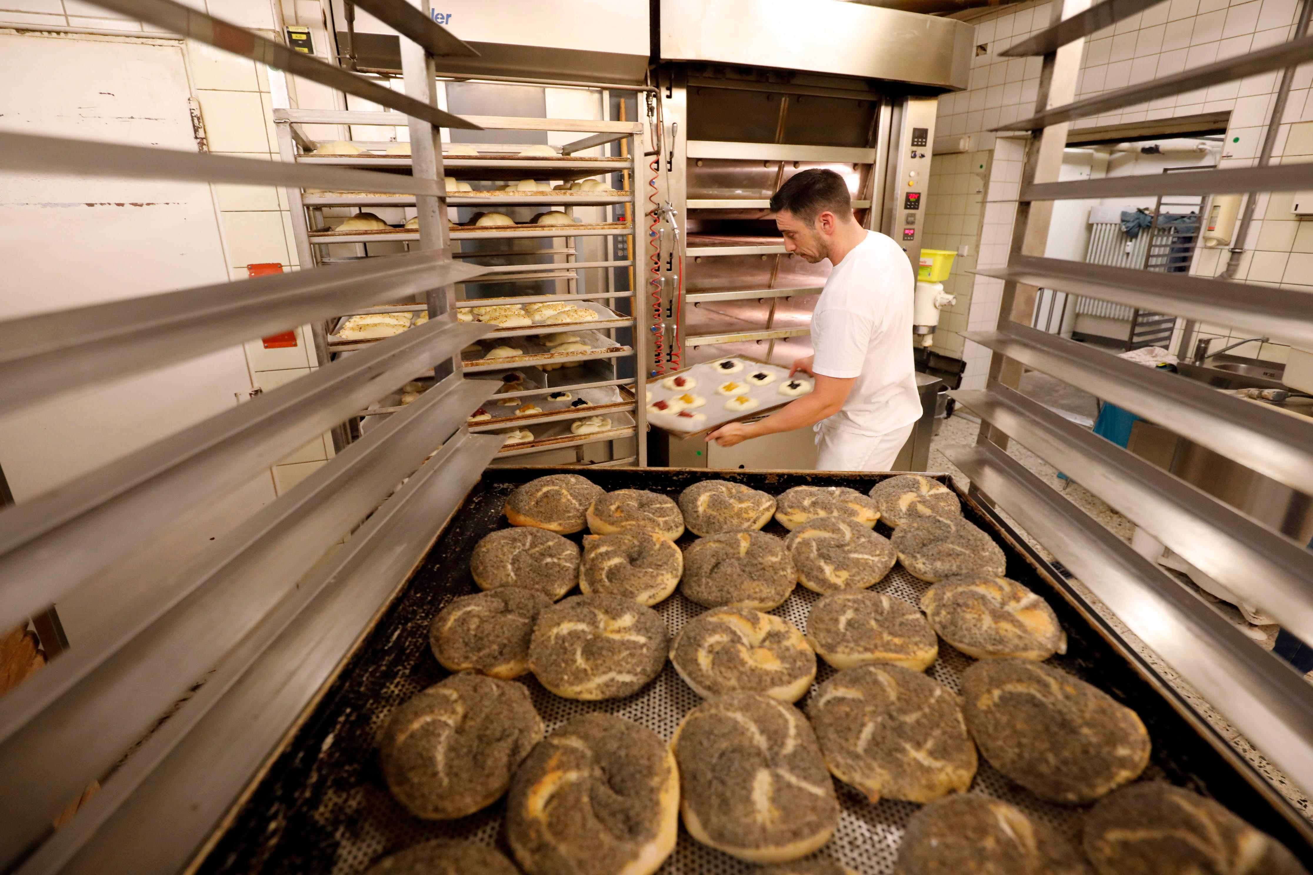 Die einen sind fertig, die anderen gehen gerade rein: Eine Ladung nach der nächsten wird ab Mitternacht gebacken.