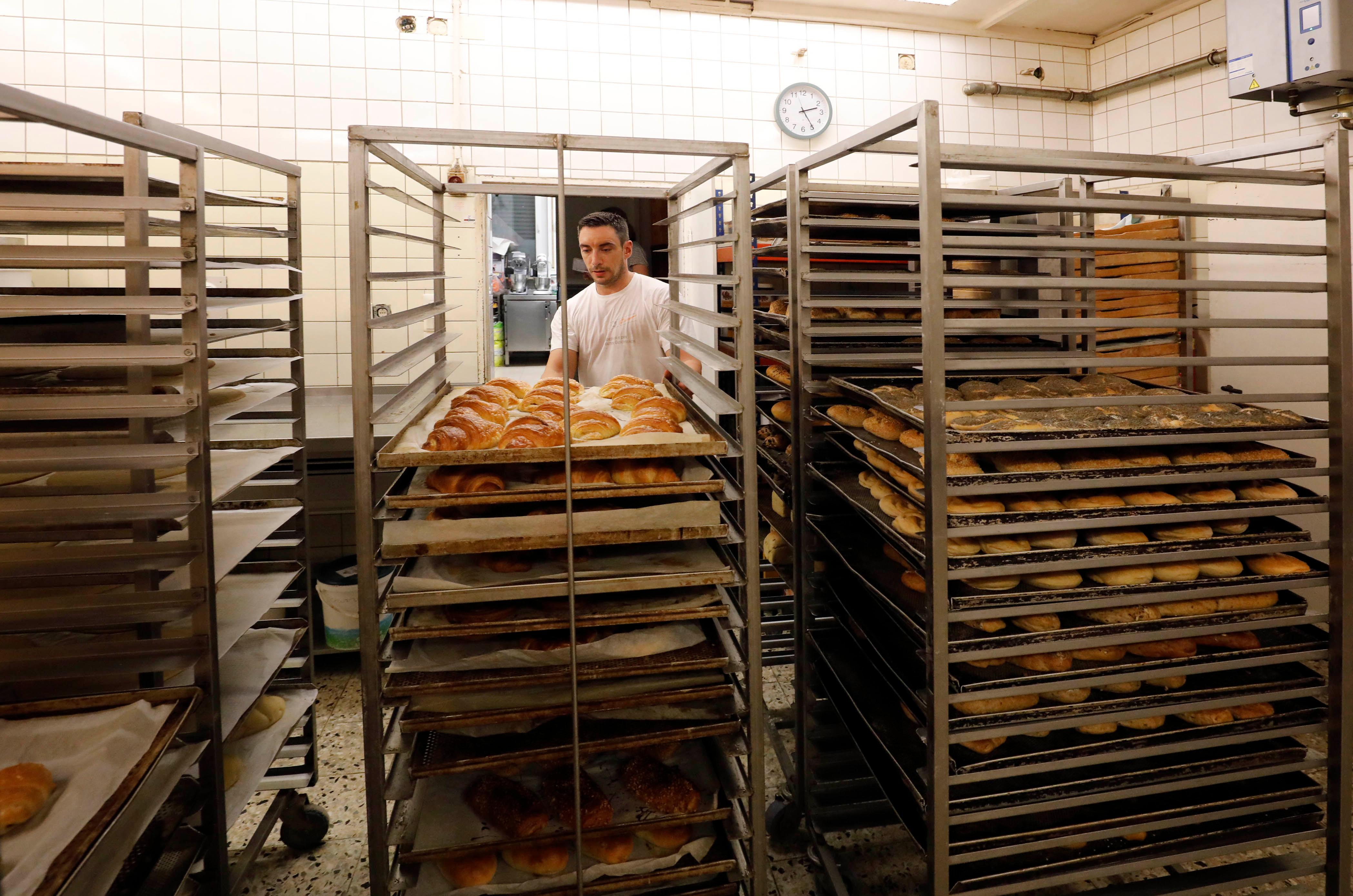 Die fertigen Backwaren bringt Markus Döllner schon einmal nach vorne in Richtung Laden, wo ab 6 Uhr die ersten Kunden warten.