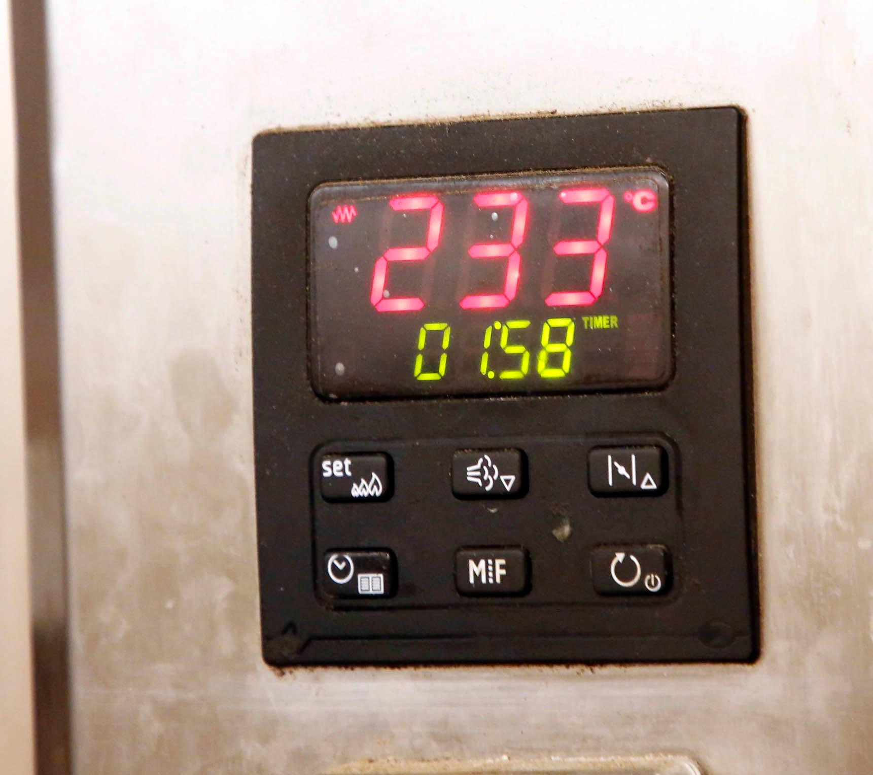 Bei so hohen Temperaturen werden Gebäck und Brötchen in den Ofen geschoben. Der Bäckermeister muss sie genau im Auge behalten, damit sie nicht verbrennen.