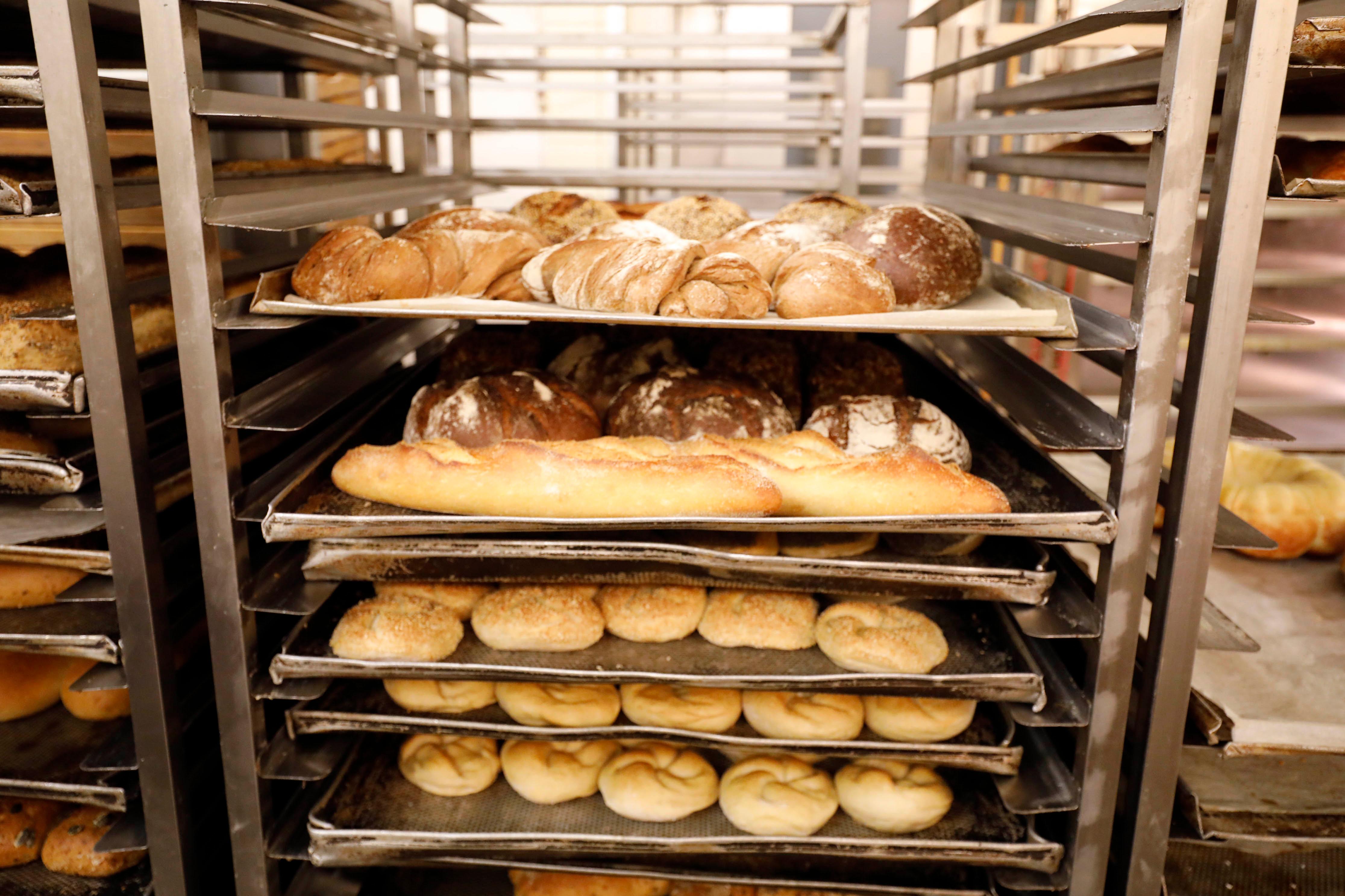 Ein Besuch in der Backstube: Die ganze Nacht durch backt Markus Döllner mit seinem Team wagenweise Leckereien.