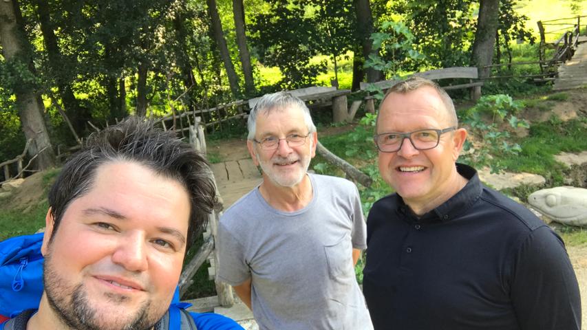 ...treffe mich mit Erich Pörner (Mitte) und Bürgermeister Klaus Albrecht im Naturerlebnisgarten...