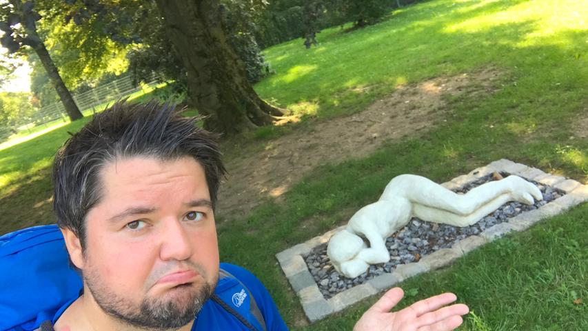 Tauschen? Leider reagiert diese ziemlich faule Steinfigur im Rosengarten in Hersbruck auf mein Angebot nicht.