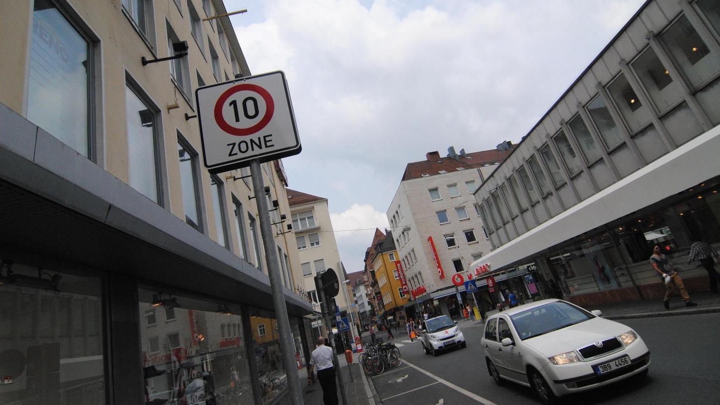 Bereits vor fünf Jahren hat die Stadt versucht, in der Färberstraße und in der Brunnengasse mit Tempo-10-Schildern die Altstadt zu beruhigen. In den vergangenen Jahren hat sich hier eine lärmende Autoposer-Szene breit gemacht.