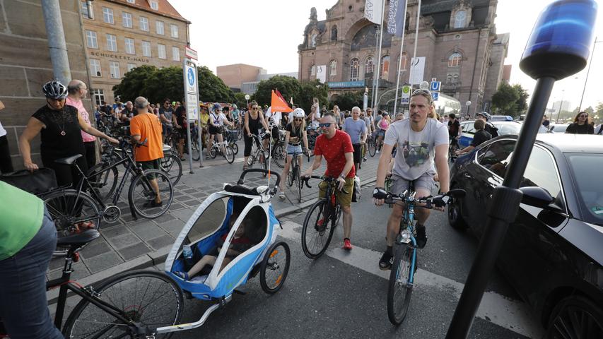 Critical Mass: Radler erobern Nürnbergs Straßen