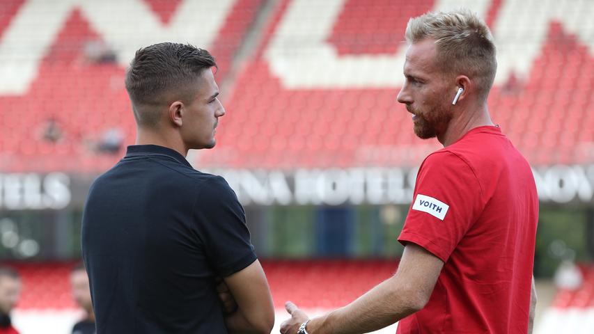 Vor Spielbeginn schnatterte Nikola Dovedan, der sich während seiner Zeit in Heidenheim für ein Engagement beim Club empfohlen hatte, noch ein bisschen mit dem FCH-Kapitän.
  