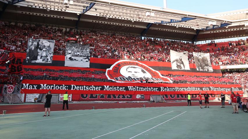 Ehre, wem Ehre gebührt: Mit einer großartigen Choreo erinnerte die Nordkurve vor dem Spiel an Nürnbergs Größten Max Morlock. Der Mann, der Deutschland zum Weltmeister und den Club zum Meister und Pokalsieger machte…