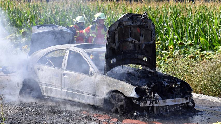 Mercedes brennt bei Frickenhofen aus