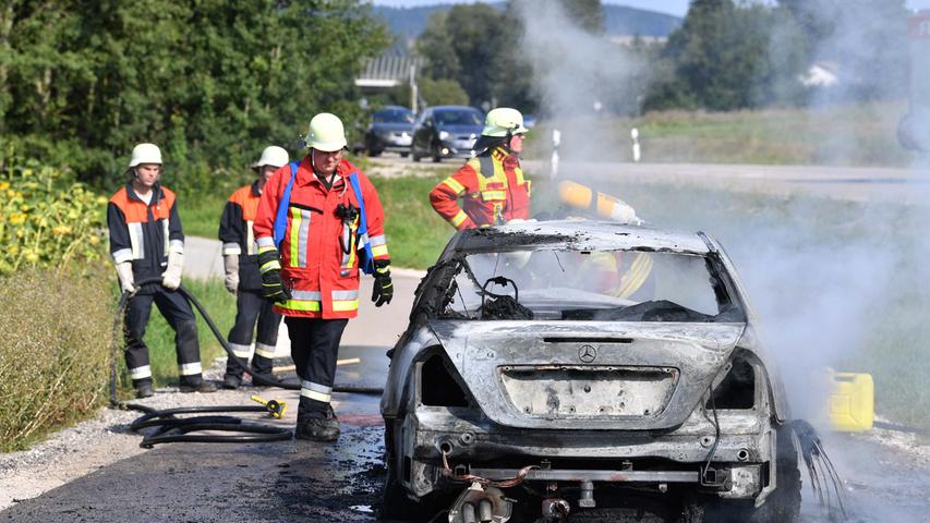 Mercedes brennt bei Frickenhofen aus