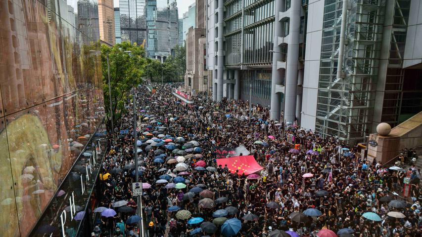 Trotz des Verbots von Großdemonstration gehen in Hongkong die Proteste gegen die Regierung weiter. Tausende Menschen aller Altersgruppen zogen am Freitag wieder durch die Straßen, erneut kam es zu Zusammenstößen zwischen Demonstranten und Polizisten.